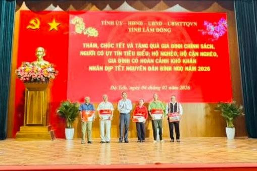 Trưởng Ban Tổ chức Tỉnh ủy Tôn Thiện Đồng trao quà Tết cho người dân xã Đạ Tẻh