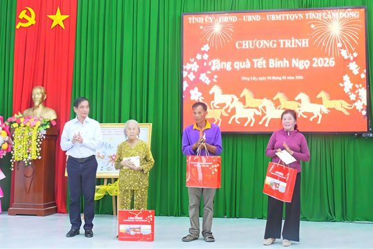 Trưởng Ban Tuyên giáo và Dân vận Tỉnh ủy Lâm Đồng Võ Thanh Bình thăm, tặng quà Tết tại xã Sông Lũy