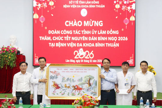 Phó Bí thư Thường trực Tỉnh ủy Lâm Đồng Đặng Hồng Sỹ thăm, chúc Tết Bệnh viện Đa khoa Bình Thuận