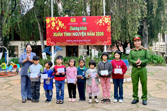 Trao quà Tết cho trẻ em Làng SOS Đà Lạt