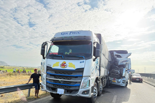 2 xe tải va chạm trên cao tốc Vĩnh Hảo - Phan Thiết