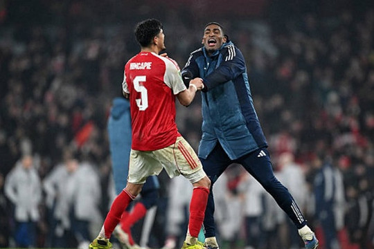 Hincapie rực sáng đưa Arsenal vào chung kết Carabao Cup sau trận thắng Chelsea
