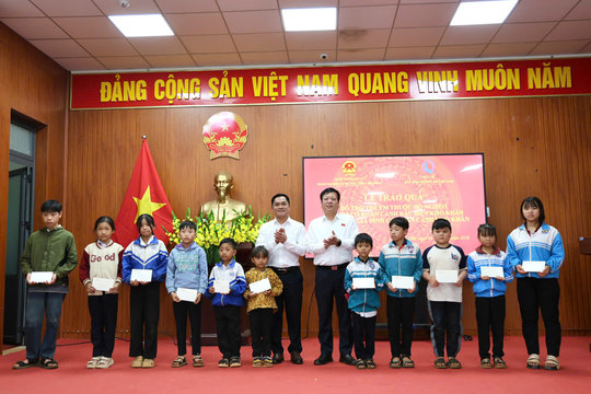 Tặng quà Tết cho học sinh nghèo vùng biên Lâm Đồng