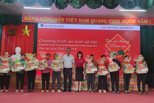 Trao tặng 150 suất quà Tết cho các gia đình có hoàn cảnh khó khăn