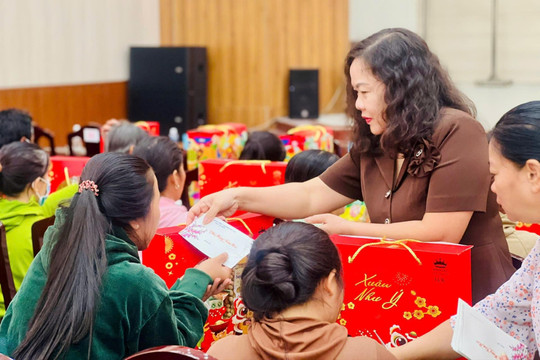 Phó Chủ tịch HĐND tỉnh Lâm Đồng Nguyễn Thị Thuận Bích tặng quà Tết tại phường La Gi
