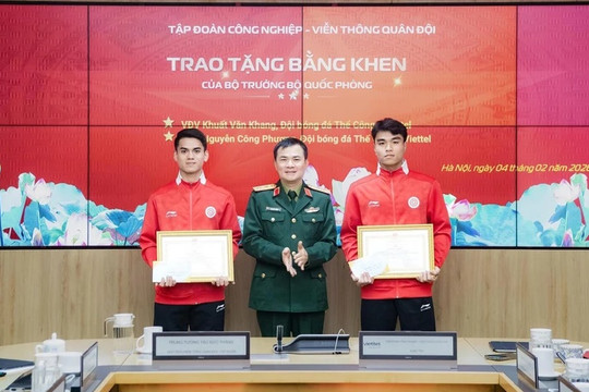 Khuất Văn Khang và Nguyễn Công Phương nhận bằng khen Bộ Quốc phòng sau kỳ tích châu Á