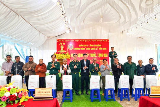 Khám, chữa bệnh miễn phí và tặng quà cho Nhân dân ở biên giới tỉnh Lâm Đồng