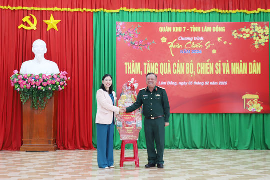 Quân khu 7 thăm, tặng quà cán bộ, chiến sĩ và Nhân dân các xã biên giới