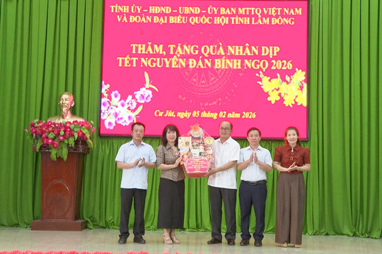 Phó Chủ tịch HĐND tỉnh Lâm Đồng Y Quang B’Krông tặng quà Tết tại xã Cư Jút
