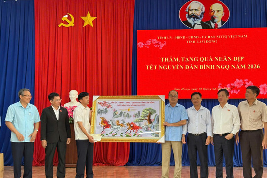 Phó Chủ tịch HĐND tỉnh Lâm Đồng Y Quang B’Krông tặng quà Tết tại xã Nam Dong
