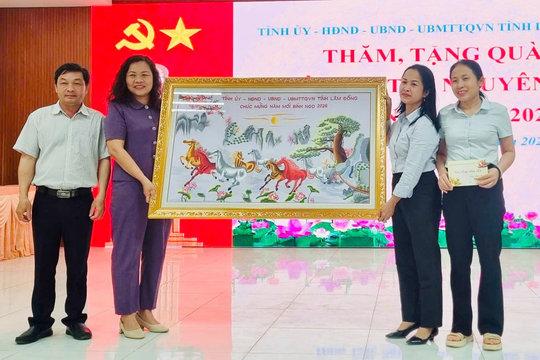 Phó Chủ tịch HĐND tỉnh Lâm Đồng Nguyễn Thị Thuận Bích thăm, tặng quà Tết tại xã Hàm Tân