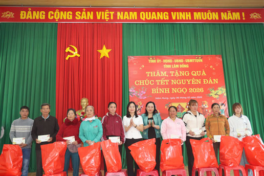 Phó Chủ tịch HĐND tỉnh Lâm Đồng Mai Thị Xuân Trung thăm, tặng quà Tết tại Quảng Phú, Nâm Nung