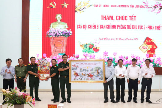 Phó Chủ tịch UBND tỉnh Lâm Đồng Võ Ngọc Hiệp chúc Tết lực lượng vũ trang tại Phan Thiết