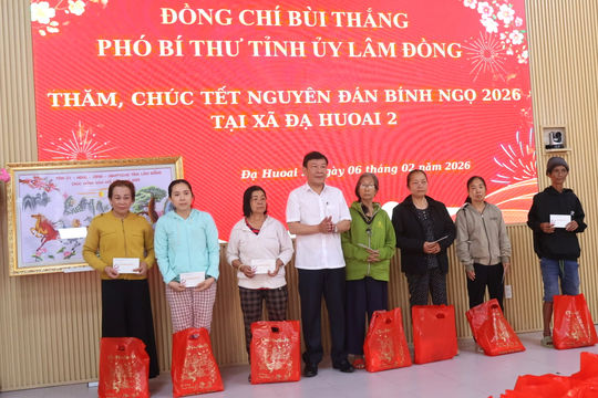 Phó Bí thư Tỉnh ủy Bùi Thắng thăm, chúc Tết và tặng quà tại xã Đạ Huoai 2