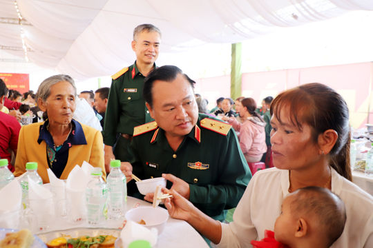 Ấm áp tình Quân - Dân trong “Bữa cơm ngày Tết" năm 2026