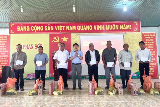 Công an xã Phan Sơn họp mặt người có uy tín
