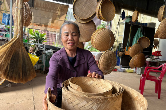 Tu Liem Bamboo Weaving Village Turns to Tourism