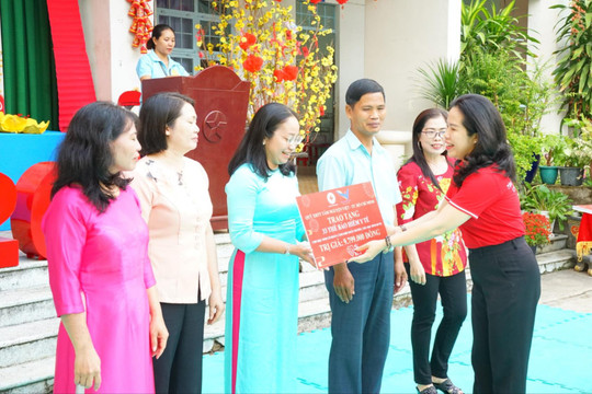 Trao 138 thẻ bảo hiểm y tế cho học sinh khó khăn tại Lâm Đồng