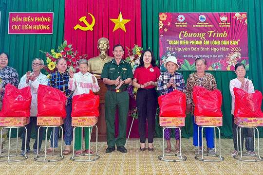 Tặng 106 suất quà Tết tại xã Liên Hương