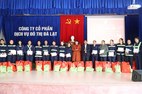 Hội LHPN tỉnh Lâm Đồng tặng quà Tết cho nữ công nhân khó khăn