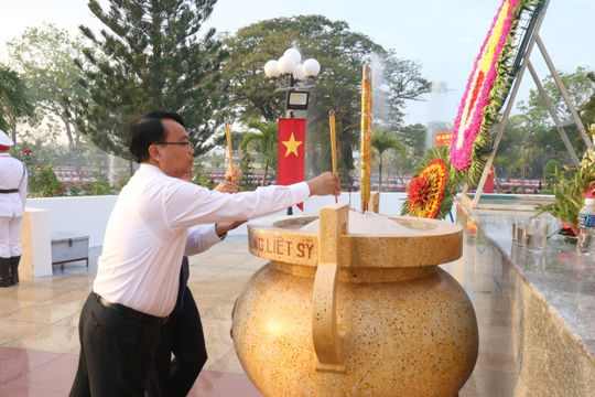 Lãnh đạo tỉnh Lâm Đồng viếng các Anh hùng liệt sĩ tại Nghĩa trang liệt sĩ Bình Thuận