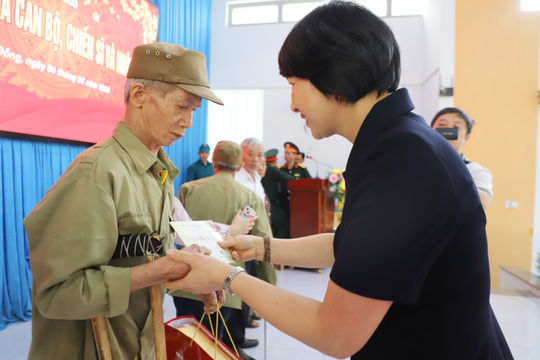 Đồng chí Phạm Thị Phúc thăm, chúc Tết tại xã biên giới Đắk Wil