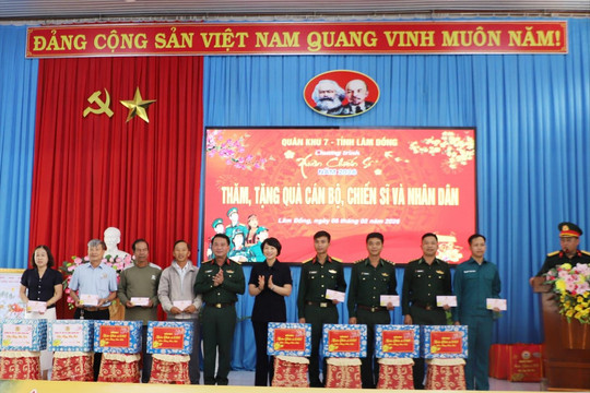 Gần 200 suất quà Tết trao tặng quân và dân xã biên giới Đắk Wil
