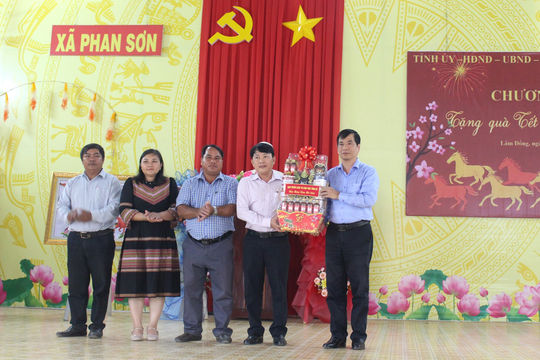 Trưởng Ban Tuyên giáo và Dân vận Tỉnh ủy Lâm Đồng Võ Thanh Bình thăm, tặng quà Tết tại xã Phan Sơn