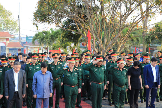 Đại tướng Nguyễn Trọng Nghĩa dâng hương tưởng niệm các anh hùng liệt sĩ tại Đức Lập