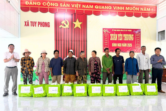 Tập đoàn CIP trao quà Tết cho hộ khó khăn tại Liên Hương và Tuy Phong
