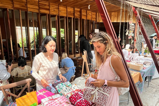 The green market: A gathering place for young people with similar vibes