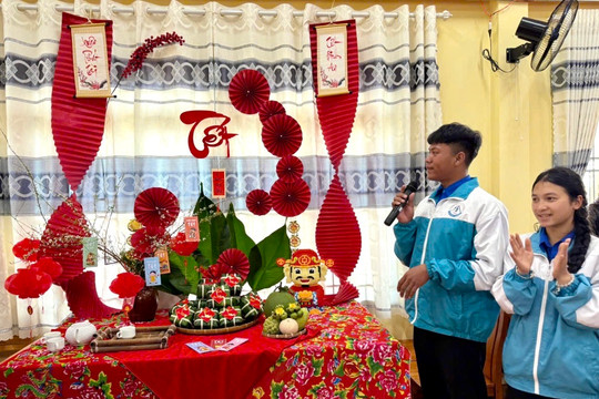 Xã Lạc Dương gói bánh chưng tặng hộ nghèo dân tộc thiểu số