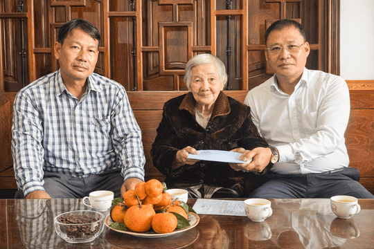Báo và Phát thanh Truyền hình Lâm Đồng thăm, chúc Tết Mẹ Việt Nam Anh hùng tại xã Thuận An
