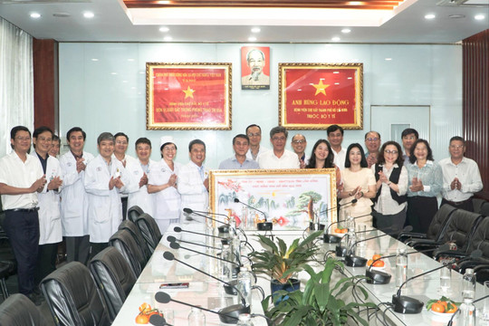 Phó Chủ tịch UBND tỉnh Lâm Đồng Nguyễn Minh chúc Tết hai bệnh viện tại TP. Hồ Chí Minh