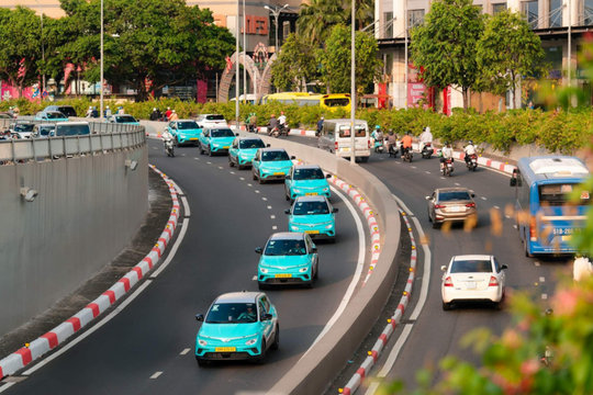 Xe điện chiếm lĩnh thị trường taxi Việt Nam: Doanh thu chính thức vượt xe xăng vào cuối năm 2025