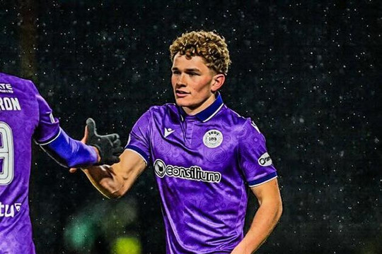 Jacob Devaney lập siêu phẩm mở tài khoản tại Scotland, ghi điểm mạnh với Man United
