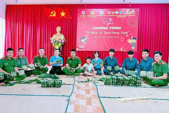 Gói và tặng 500 chiếc bánh chưng cho hộ khó khăn