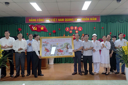 Phó Trưởng đoàn ĐBQH tỉnh Lâm Đồng Dương Khắc Mai thăm, chúc Tết Bệnh viện Phổi Bình Thuận