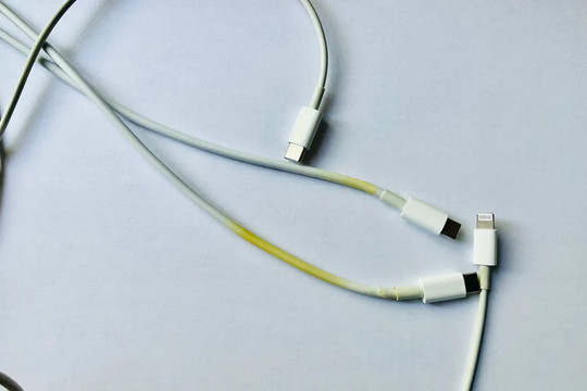 Tại sao cáp sạc Apple thường bị ố vàng và khi nào cần thay mới?