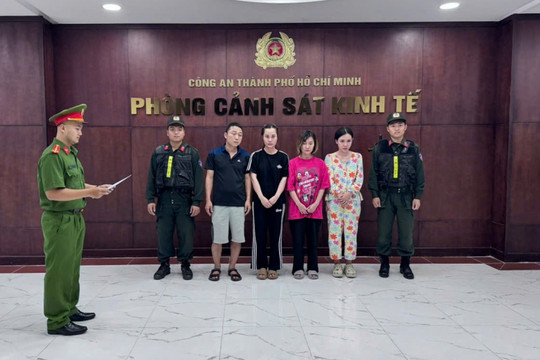 Công an TP.HCM triệt phá đường dây buôn bán 10.000 chai nước hoa giả