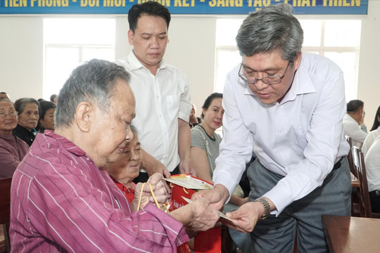 Phó Chủ tịch UBND tỉnh Nguyễn Minh tặng quà Tết cho người có công, hộ nghèo khu vực Đông Lâm Đồng