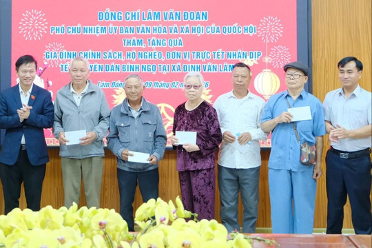 Đồng chí Lâm Văn Đoan trao quà Tết cho các hộ gia đình chính sách