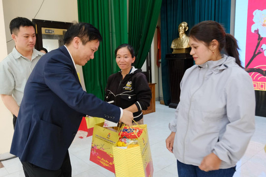 Đoàn công tác Quốc hội tặng quà Tết công nhân, người lao động khó khăn tỉnh Lâm Đồng