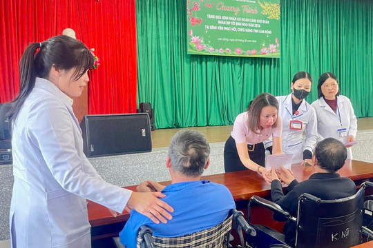 Ngân hàng Chính sách xã hội Lâm Đồng thăm, tặng quà bệnh nhân khó khăn