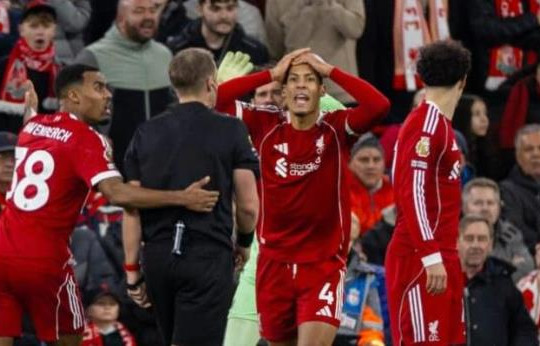 Liverpool gục ngã tại Anfield: 10 phút thảm họa và sai lầm chí mạng của Alisson