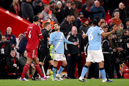 Liverpool trả giá đắt: Thảm họa cánh phải phơi bày sai lầm chuyển nhượng của Arne Slot