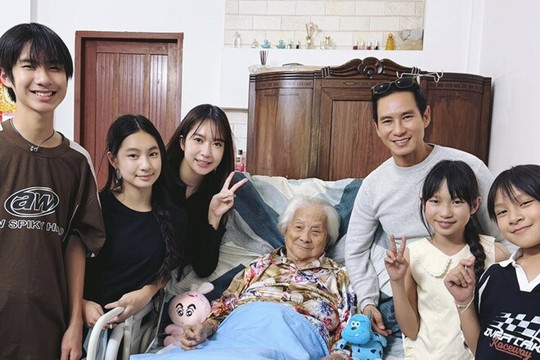 Lý Hải và Minh Hà đưa 4 con về quê thăm mẹ ruột gần 100 tuổi dịp cận Tết