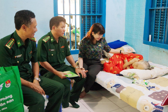 Nghĩa tình của Bộ đội Biên phòng với người dân biên giới khi Xuân về