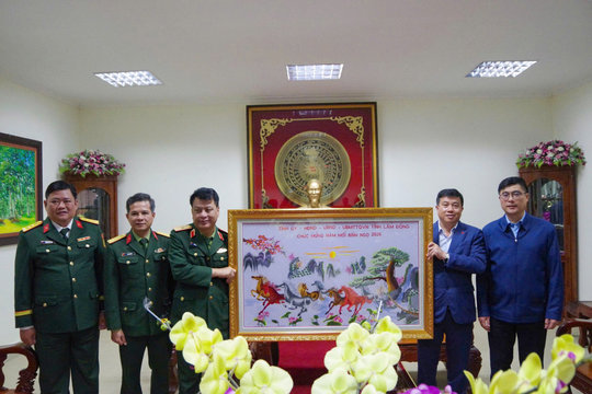Bí thư Tỉnh ủy Lâm Đồng Y Thanh Hà Niê Kđăm thăm, chúc tết Bộ CHQS tỉnh