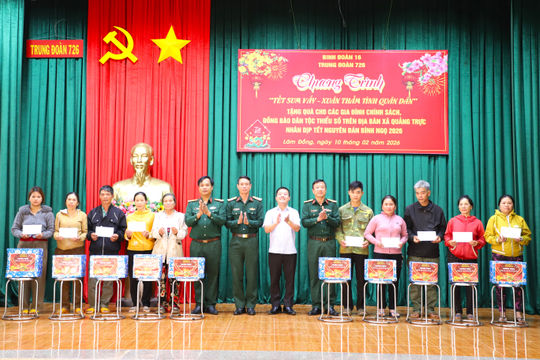 Trung đoàn 726 tổ chức Chương trình “Tết sum vầy – Xuân thắm tình quân dân”